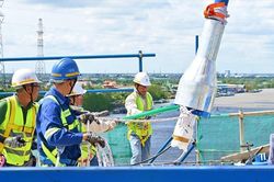 Cận cảnh căng sợi cáp dây văng đầu tiên của cầu Mỹ Thuận 2