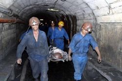 Một công nhân ngành than bị đá rơi vào người tử vong