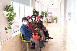 Bệnh nhân cao tuổi nhập viện tăng đột biến những ngày chuyển rét