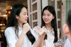 Hai thí sinh Hoa hậu Việt Nam bán tranh được 38 triệu đồng cho trẻ khiếm thính