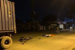 Va chạm xe đầu kéo, hai người đi xe máy tử vong trong đêm