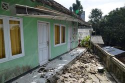 Động đất độ lớn 6,2 làm rung chuyển các đảo Java và Bali của Indonesia