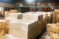 Container thuốc lá lậu ngụy trang là hàng keo dán, ước tính trên 10 tỷ đồng