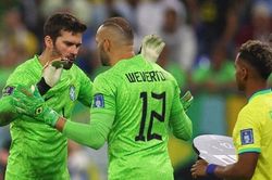 Tại sao Brazil thay Alisson bằng thủ môn số 3?
