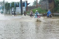 Lũ ngập đường thấp trũng, cần đề phòng sạt lở đất