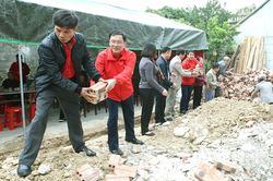 Khởi công xây dựng nhà Chữ thập đỏ cho gia đình bà Tạ Thị Huế