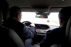 Ông Putin lái xe thị sát cầu Crimea