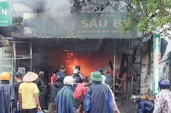 Cửa hàng bốc cháy giữa mưa, hàng chục chiến sĩ cùng với người dân tham gia dập lửa