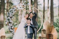 Khánh Thi - Phan Hiển rạng rỡ, nắm tay nhau thực hiện nghi lễ ở nhà thờ trước ngày cưới