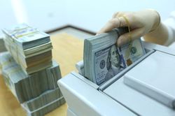 Tỷ giá hạ nhiệt, USD 'chợ đen' lao dốc không phanh