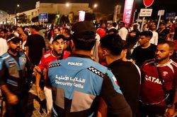 Cảnh sát Qatar ngã ngựa khi đụng độ với CĐV Morocco