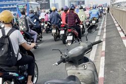 Bỏ lại xe máy và đôi dép, người đàn ông nhảy sông Sài Gòn