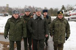 Belarus di chuyển binh sĩ và phương tiện quân sự
