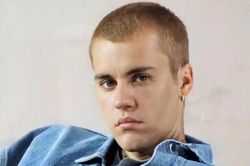 Justin Bieber ra mắt nhãn hiệu nước đóng chai phục vụ World Cup tại Qatar