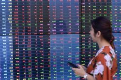 Cổ phiếu bất động sản bị bán mạnh, VN-Index giảm hơn 7 điểm