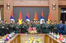 Đại tướng Phan Văn Giang hội đàm với Phó thủ tướng, Bộ trưởng Bộ Quốc phòng Lào