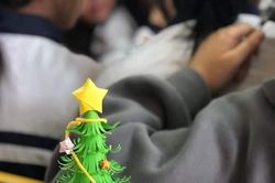 Không khí Giáng sinh ùa vào lớp học: Gen Z 'bắt trend' làm cây thông