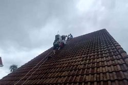 Nghẹt thở cứu nam thanh niên leo lên nóc nhà cao tầng đứng suốt nhiều giờ