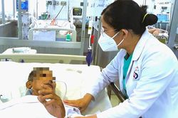 Người đàn ông nguy kịch vì ngộ độc methanol sau khi uống rượu