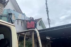 Giải cứu một thanh niên đứng hơn 7 giờ trên nóc nhà cao tầng
