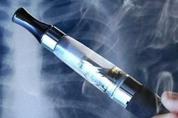 Hà Nội: 8 học sinh lớp 3 nhập viện vì nghịch thuốc lá điện tử