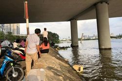 Lập bàn thờ tìm thanh niên nhảy cầu tự tử, người dân tá hỏa với thứ trục vớt được