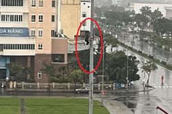 Mê 'sống ảo', người đàn ông beo leo trên cột cờ cao chót vót để... phát livetream