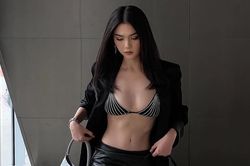 Khoe dáng cực nuột với vòng 1 lấp ló, Ngọc Trinh đính kèm triết lý thâm thúy về tình yêu