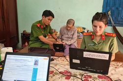 Cấp căn cước công dân tại nhà cho người già, đi lại khó khăn