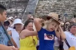 Đám đông ở Mexico đòi bắt giữ nữ du khách trèo lên di tích