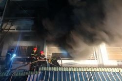 Cháy nhà 4 tầng ở TP.HCM lúc rạng sáng