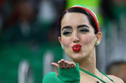 Fan nữ đua nhau khoe sắc trên khán đài World Cup 2022