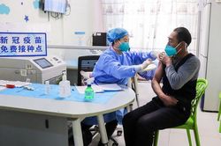 Trung Quốc nêu hiệu quả vắc xin với người cao tuổi, siết kiểm soát việc tự cách ly