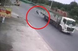Clip: Phóng xe máy chạy 'bạt mạng' tông đuôi ô tô tải, tài xế nằm gục