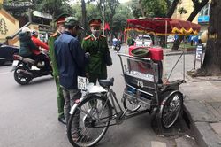 Bất cập đằng sau vi phạm xích lô chở khách du lịch quanh phố cổ Hoàn Kiếm