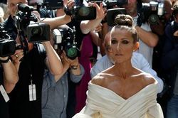 Celine Dion mắc chứng rối loạn thần kinh hiếm gặp