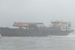 Phát hiện 1 tàu vỏ sắt trôi dạt tự do trên vùng biển Quảng Trị