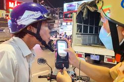 Tài xế liên tục 'thông chốt' CSGT Hàng Xanh khi đo nồng độ cồn
