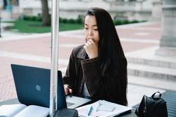 Tân cử nhân 'chạy đua' kiếm tiền khi Tết cận kề