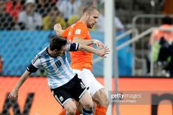 Hà Lan vs Argentina: Ron Vlaar từng chặn đứng Messi như thế nào?