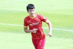 Hoàng Đức trở lại, HLV Park Hang Seo theo sát động tác của học trò