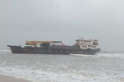 Phát hiện một chiếc tàu lạ trôi dạt vào biển Quảng Trị