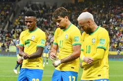 HLV Brazil nói gì về màn ăn mừng bị cho quá lố của các học trò?