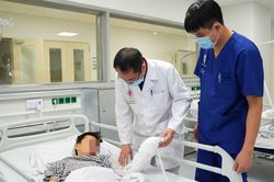Bình ga mini phát nổ khiến bé trai nát tay, bỏng mặt