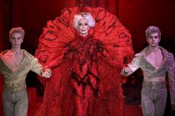 Siêu mẫu 91 tuổi từ chối nghỉ hưu, 'càn quét' show catwalk, lên bìa tạp chí danh tiếng