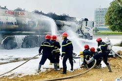 Cảnh sát khống chế đám cháy xe bồn chở dầu
