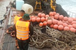 Đã tiếp cận được tàu vỏ sắt không người lái trôi trên vùng biển Quảng Trị