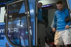 Cầu thủ Argentina nhảy múa, Messi cười tươi trên xe buýt