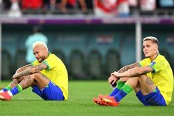 Neymar khóc nức nở khi Brazil thua cay đắng trước Croatia