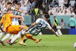 Hà Lan dàn xếp đá phạt đỉnh cao, gợi nhớ bàn thắng của Argentina năm 1998